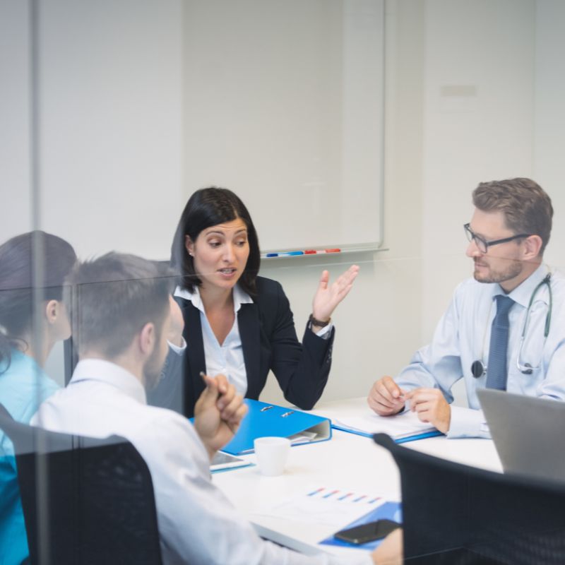 Mujer hablando de consultoria en un hospital.