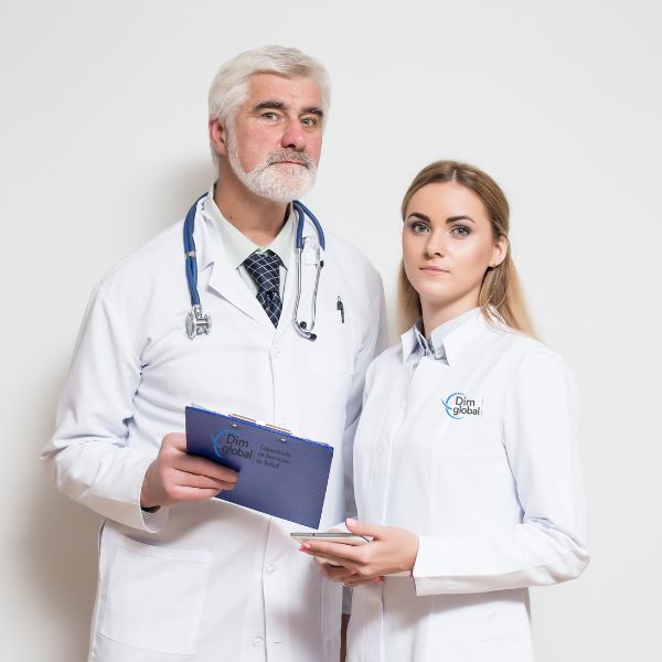 Doctor y ejecutiva de dim global salud con una tablet en la mano