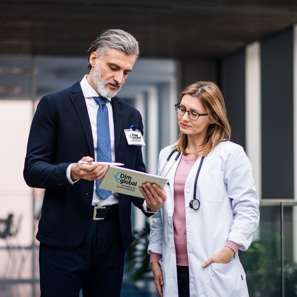 Ejecutivo de salud y doctora revisando documentos