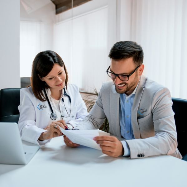 doctora y consultor revisando papeles