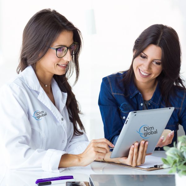 doctora y ejecutiva viendo tablet
