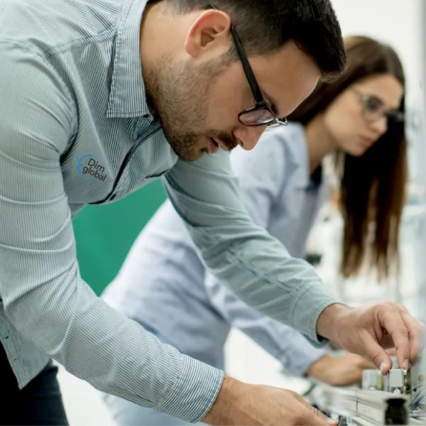 ejecutivos revisando material biomedico