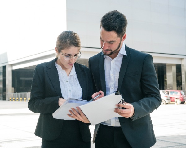 hombre de negocios revisando con su secretaria